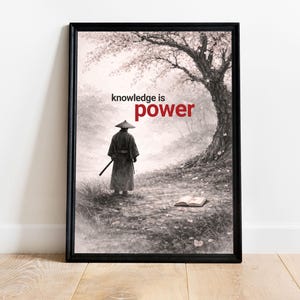 Peut inclure: Impression d'art encadrée en noir représentant un samouraï en tenue traditionnelle, marchant sur un chemin vers un grand arbre. Les mots "knowledge is power" sont imprimés sur l'image.