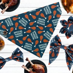 Puede incluir: Un conjunto para perros de color azul marino con bandana, pajarita y accesorio floral con un patrón repetido de muslos de pavo y el texto "OFFICIAL TURKEY TASTER". El conjunto se muestra con pavo asado.