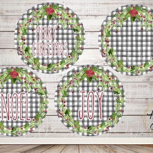 Czarny w kratkę gingham Farmhouse Holly Berries Christmas Wreath, szablon do sublimacji zawieszek na drzwi, Noel, radość, wesołych świąt, spersonalizowany