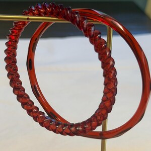 Ruby Red Plastic Bangle Bracelets Set of 2 – Faceted and Twisted Spiral Retro Jewelry