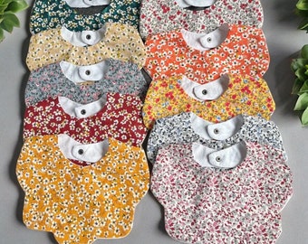 Flower-shaped baby bib in cotton - Flower pattern on the front, white cotton on the back - Size 0-12 months