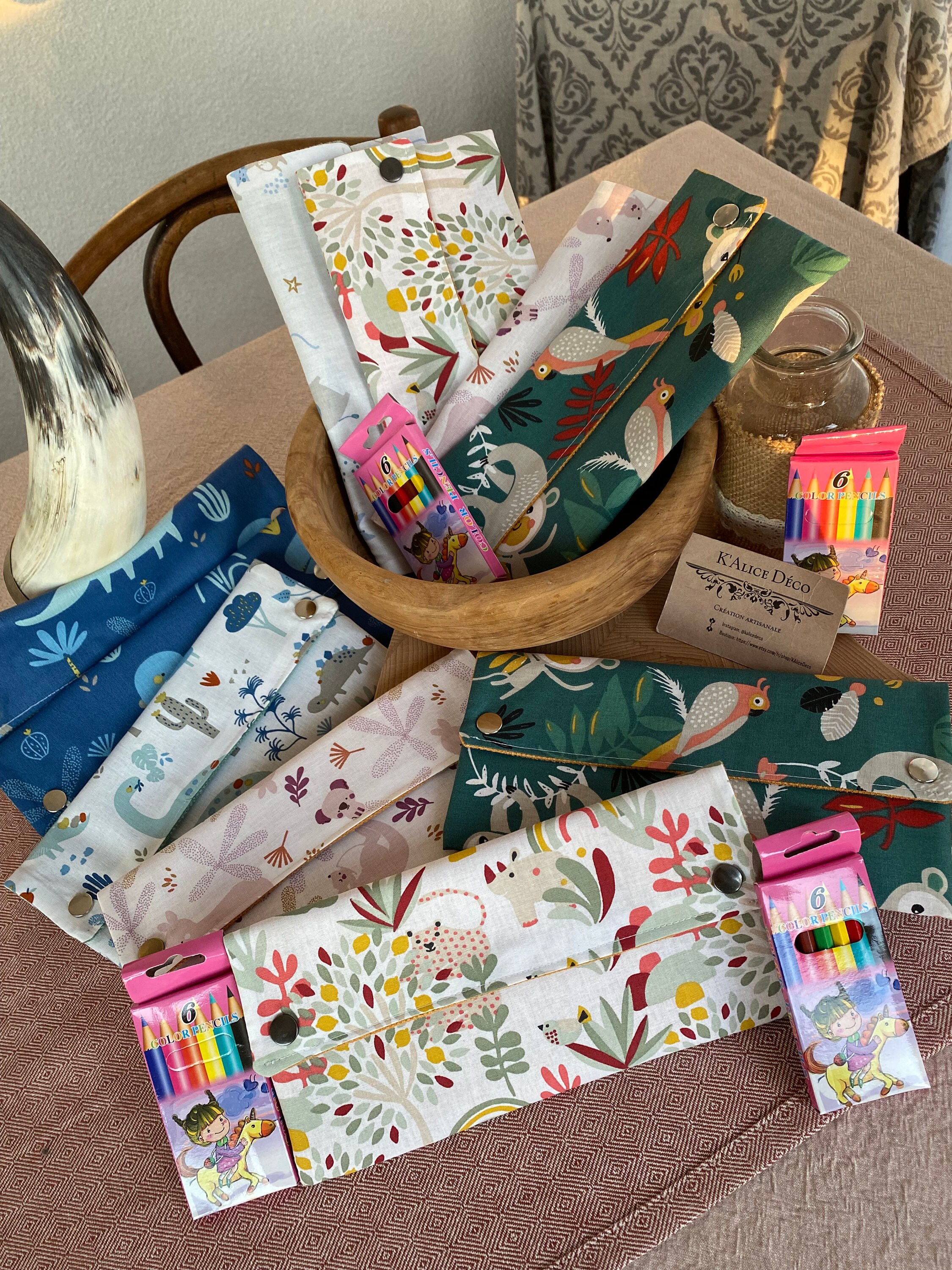 Pochette à Pression Format Trousse d'écolier et Ses 6 Petits Crayons de Couleur/Pochette Fourre Tout