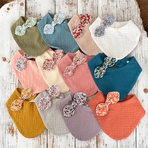 Bavoir bandana en double gaze – Avec nœud amovible en cadeau – Taille 0 à 18 mois – Accessoire pratique et stylé pour bébé