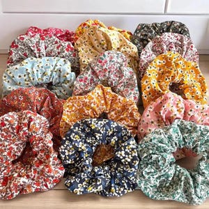 Handgemaakte katoenen scrunchie met bloemen – Boho haaraccessoire – Set van 1, 5 of 9 – Origineel cadeau voor dames en meisjes – Diameter 15 cm