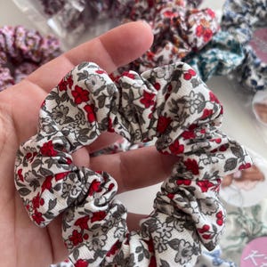 Kleines Blumen-Scrunchie (8 cm) • Haargummi für feines Haar Damen & Kinder Bild 13