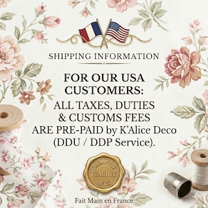 K&ouml;nnte beinhalten: Ein blumiger Hintergrund mit einer franz&ouml;sischen und einer amerikanischen Flagge, die oben gekreuzt sind. Der Text lautet: SHIPPING INFORMATION FOR OUR USA CUSTOMERS: ALL TAXES, DUTIES & CUSTOMS FEES ARE PRE-PAID by K'Alice Deco. Enth&auml;lt ein goldenes Siegel.