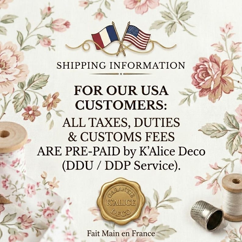 K&ouml;nnte beinhalten: Ein blumiger Hintergrund mit einer franz&ouml;sischen und einer amerikanischen Flagge, die oben gekreuzt sind. Der Text lautet: SHIPPING INFORMATION FOR OUR USA CUSTOMERS: ALL TAXES, DUTIES & CUSTOMS FEES ARE PRE-PAID by K'Alice Deco. Enth&auml;lt ein goldenes Siegel.