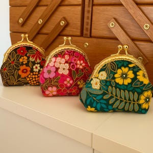 Porte-monnaie bourse fait main en tissu fleuri Lily – Fermoir en métal laiton 8,5 cm – Accessoire élégant et pratique - Range-bijoux élégant