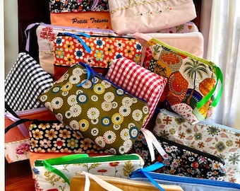 Makeup or travel bag – Handcrafted zipped pouch – Gift idea for women – Practical accessory – Limited edition – Size 22x12x8 cm