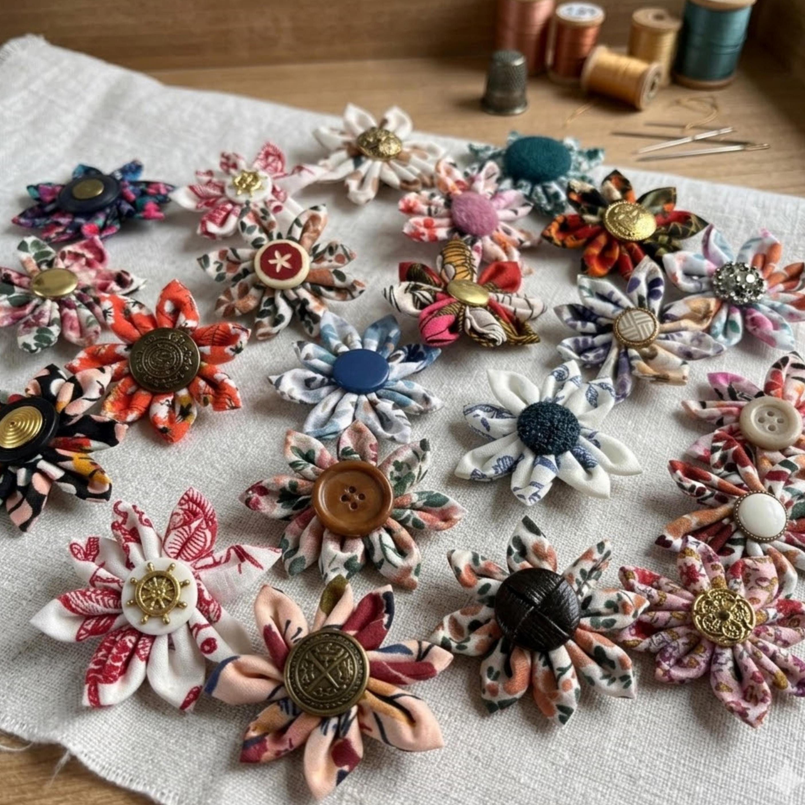Spilla A Fiore In Tessuto Multicolore: Accessorio Donna Alla Moda, 2 In 1 Come Spilla E Fermaglio Per Capelli