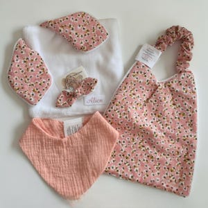 Peut inclure: Panneau en bois rustique avec l'inscription "Welcome to our home" en lettres blanches. Le panneau présente une finition vieillie et un design simple et accueillant, idéal pour un porche ou une entrée.