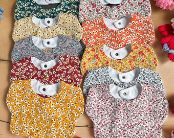 Flower-shaped baby bib in cotton - Flower pattern on the front, white cotton on the back - Size 0-12 months