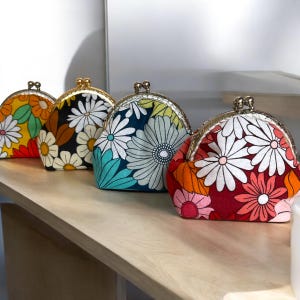 Handgefertigte Geldbörse aus floralem Stoff – 8,5 cm Messing-Metallschließe – Elegantes und praktisches Accessoire – Eleganter Schmuckhalter