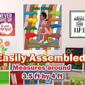 Op de afbeelding: Een kleurrijke wanddecoratie met een jong meisje dat op een stapel open boeken staat. De kunst is getiteld "Ruby Bridges" en meet 107 cm bij 122 cm. De kunst is eenvoudig te monteren en bevat de quote "Meer idee&euml;n dan tijd".