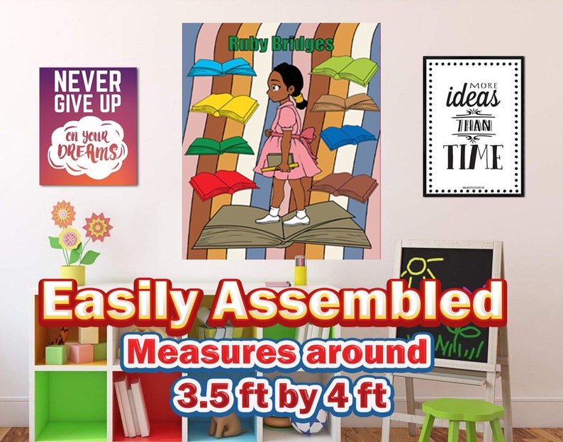 Op de afbeelding: Een kleurrijke wanddecoratie met een jong meisje dat op een stapel open boeken staat. De kunst is getiteld "Ruby Bridges" en meet 107 cm bij 122 cm. De kunst is eenvoudig te monteren en bevat de quote "Meer idee&euml;n dan tijd".