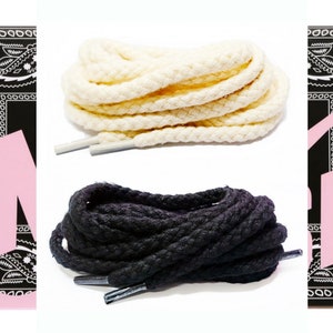 Peut inclure: Deux paires de lacets, un noir et un blanc. Les lacets sont faits d'un matériau épais et tressé.
