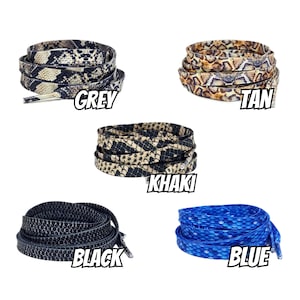 Peut inclure: Cinq paires de lacets plats avec un motif peau de serpent, de couleurs grise, beige, kaki, noire et bleue. Chaque paire est enroulée et étiquetée avec son nom de couleur en texte blanc gras.