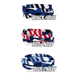 Può includere: Tre paia di lacci per scarpe in diverse combinazioni di colori: nero e blu, rosso e blu navy e blu e blu navy. Ogni paio è arrotolato e presenta un motivo unico. Il testo "BLACK/BLUE", "RED/NAVY" e "BLUE/NAVY" è visualizzato.