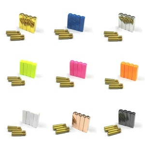 Puede incluir: Conjunto de diez ojales metálicos para zapatos en varios colores, incluyendo oro, plata, azul, rosa, amarillo, naranja, blanco, oro rosa y negro. Cada conjunto incluye cuatro ojales y seis tornillos.