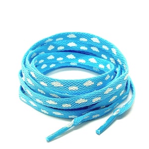 Peut inclure: Une paire de lacets bleu clair avec un motif de nuages blancs.