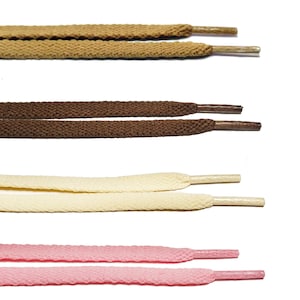 Puede incluir: Cuatro pares de cordones de zapatos en diferentes colores: marrón, marrón oscuro, crema y rosa. Los cordones están dispuestos horizontalmente sobre un fondo blanco.