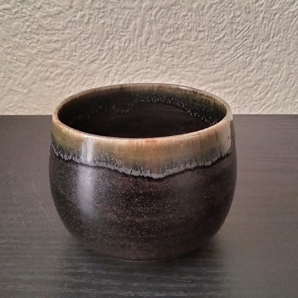 Tasse noire en céramique artisanale pour le thé ou café