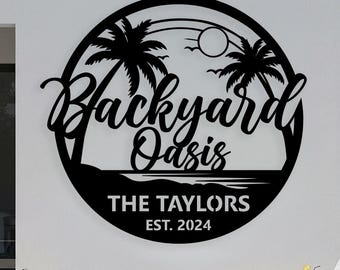 Könnte beinhalten: Runder schwarzer Metallschild mit der Aufschrift "Backyard Oasis". Das Design umfasst Palmen, eine Sonne und den Text "THE TAYLORS EST. 2024". Das Schild ist an einer weißen Wand in der Nähe eines Pools angebracht.