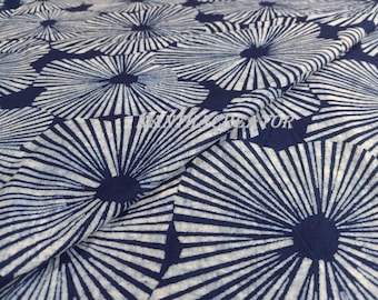 Tessuto di cotone con stampa a blocchi di fiori blu indaco, tessuto per la realizzazione di abiti/tende/tovaglioli, tagliato su misura