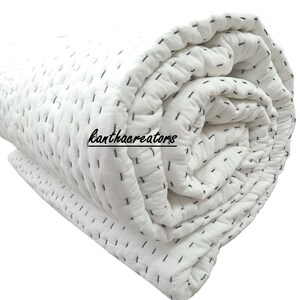 Pu&ograve; includere: Trapunta di cotone bianco con cuciture nere, arrotolata. La trapunta &egrave; realizzata con un design semplice e cucito a mano.