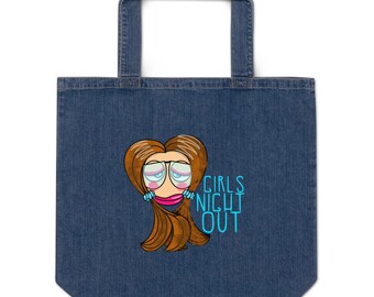 Può includere: Una borsa tote in denim blu scuro con un'illustrazione a cartone animato di un personaggio con lunghi capelli castani, grandi occhi e labbra rosa acceso. Il testo "GIRLS NIGHT OUT" è stampato in lettere maiuscole azzurre accanto al personaggio.