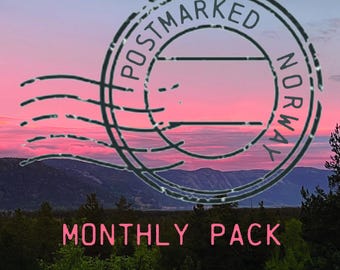 Può includere: Una sovrapposizione grafica con un timbro postale circolare con il testo POSTMARKED NORWAY e linee ondulate, su un paesaggio di pini verde scuro e montagne lontane sotto un cielo al tramonto rosa e viola con il testo MONTHLY PACK.