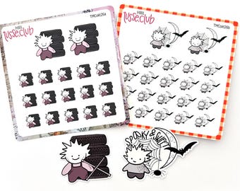 Può includere: Due fogli di adesivi e due adesivi fustellati singoli con personaggi dei cartoni animati. Un foglio mostra personaggi con pile di pneumatici, l'altro con ragnatele, lune e pipistrelli. Sono visibili le scritte tusse.club e SPOOKY & SWEET.