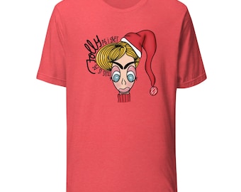 Può includere: Una t-shirt rossa a maniche corte con un'illustrazione grafica di un personaggio biondo che indossa un cappello da Babbo Natale rosso. Il personaggio ha grandi occhi azzurri e un colletto rosso. Il testo "THIS IS AS JOLLY AS I GET" è stampato in nero.