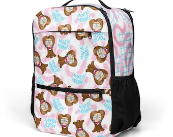 Può includere: Uno zaino bianco con un motivo ripetuto di personaggi dei cartoni animati con capelli castani e occhiali, il testo "MONDAY MORNING" in blu e accenti a scacchi rosa. La borsa presenta cerniere nere, una maniglia superiore e tasche laterali.