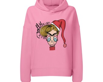 Può includere: Una felpa con cappuccio rosa acceso caratterizzata da un'illustrazione grafica di un personaggio biondo che indossa un cappello da Babbo Natale rosso. Il personaggio ha grandi occhi azzurri e un collo alto rosso. Il testo "THIS IS AS JOLLY AS I GET" è stampato in nero.