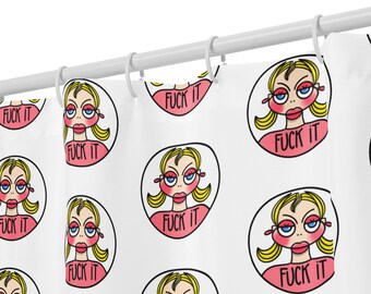 Può includere: Una tenda da doccia bianca con un motivo ripetuto di illustrazioni circolari. Ogni cerchio contiene un personaggio dei cartoni animati con capelli biondi, occhi blu e guance rosa sopra il testo nero "FUCK IT" su sfondo rosa.