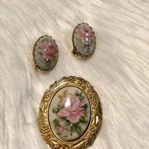 Beautiful Victorian style vintage brooch and clip on earring set