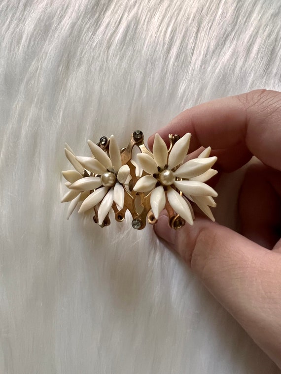 vintage white flower bracelet adjustable