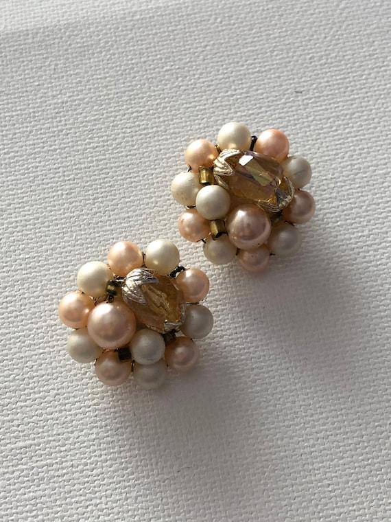 Pink and white pearl vintage clip earrings - image 2