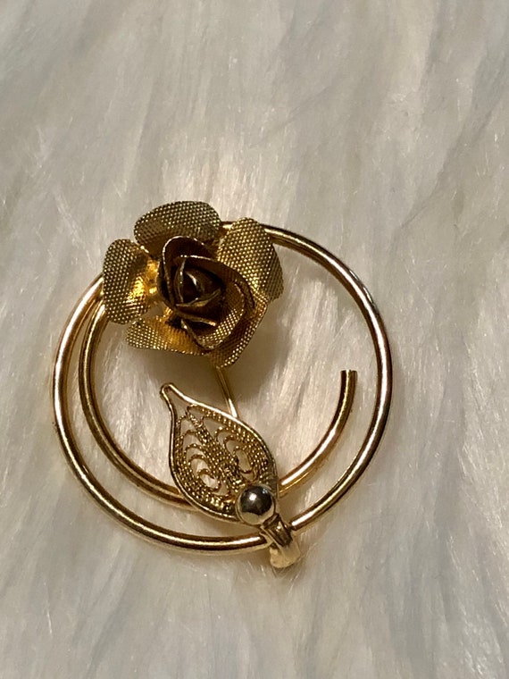 Vintage gold rose sarah cov brooch