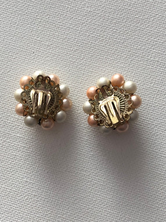 Pink and white pearl vintage clip earrings - image 5
