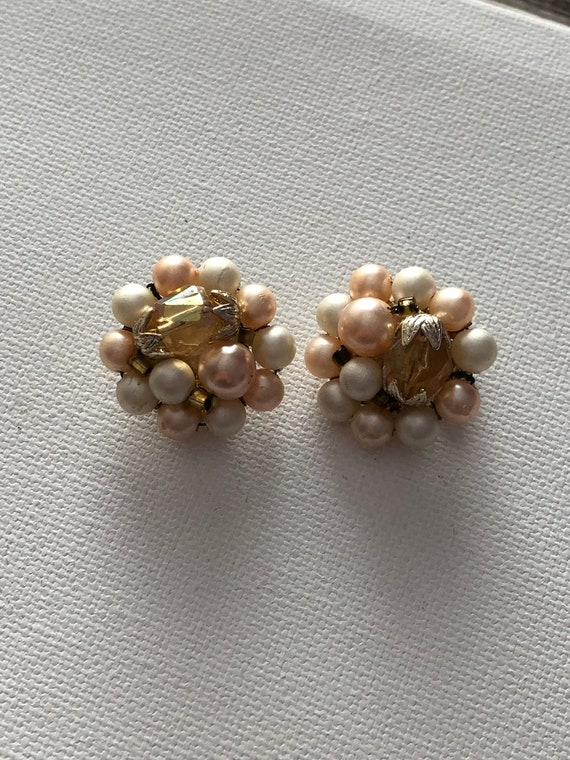 Pink and white pearl vintage clip earrings - image 3