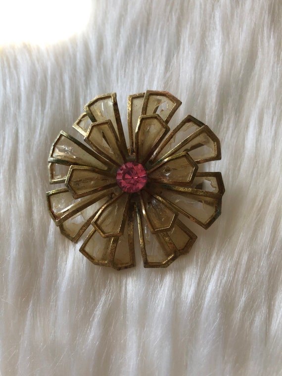 Vintage flower brooch with pink stone - image 4