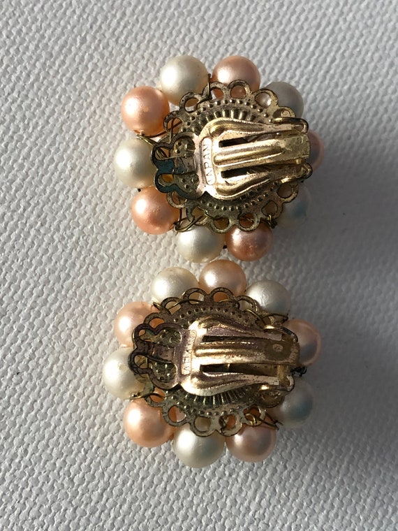 Pink and white pearl vintage clip earrings - image 4