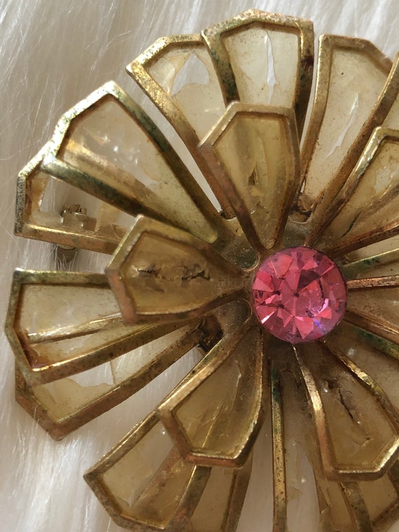 Vintage flower brooch with pink stone - image 2