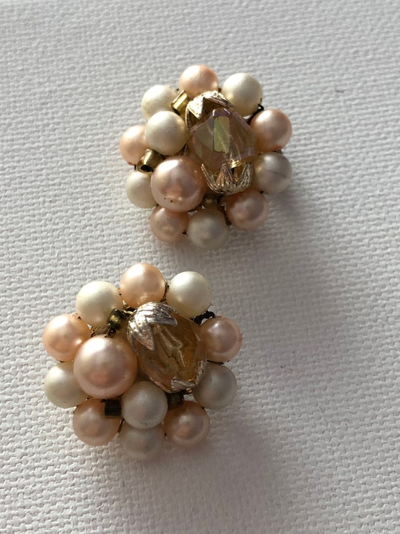 Pink and white pearl vintage clip earrings - image 1