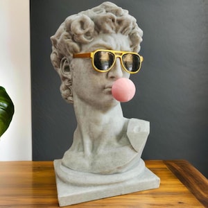 Estatua del David de Miguel Ángel: Escultura de arte pop con gafas de sol y chicle