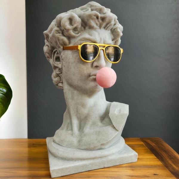 Estatua del David de Miguel Ángel: Escultura de arte pop con gafas de sol y chicle