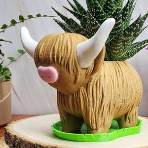 Doniczka w kształcie krowy szkockiej z tacką ociekową w kształcie trawiastego pola | Krowa szetlandzka