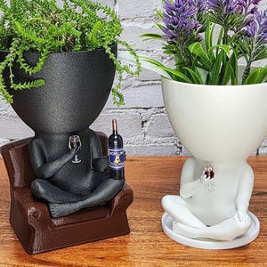 あぐらをかいて座る人々のワインプランター - ワイン愛好家 | ワインギフト